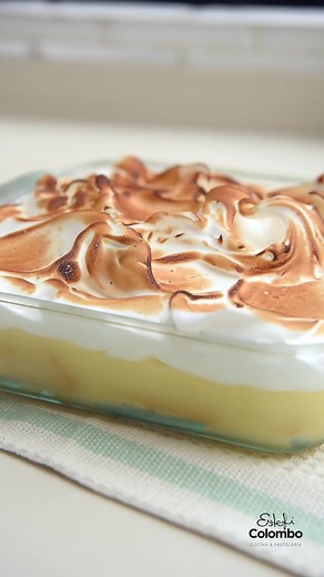 Lemon Pie en fuente mega facil súper cremoso y rápido de hacer … este es un postre Salvador creanme siempre te hace quedar bien. Ingredientes Vainillas Crema de limón Yemas 4 u. Leche 500 ml. Jugo de limón 200grs ml. Ralladura de limón Azúcar 200 g. Almidón de maíz 60 g. Merengue italiano Claras 4 u. Azúcar 240 g. #lemonpie🍋 #receta #recetas #recetasfaciles #lemon