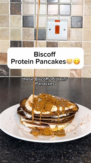 Biscoff Protein Pancakes 🥞 SOOO GOOOD 😋 Save these for later🤝 DM / Comment “E-Book” & I’ll send you across my recipe e-book📕 Ingredients: ⬇️ 100ML Semi Skimmed Milk 100ML Water 35G Flour Baking Soda 35G Whey Protein Powder 1 Egg 30G Biscoff Spread Biscoff Biscuit *For Extra Protein you can add: 100G 0% Greek Yogurt! Macros: ⬇️ (The Whole Stack 🥞) 580 Calories✅ 40G Protein💪 62G Carbs ⛽️ 20G Fat🤝 A whole stack of pancakes for less than 600 calories & 40G Protein… Hard to wack🔥 Enjoy!❤️🥞