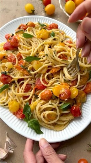 Cherry Tomato Pasta Sauce (4-Ingredients!)