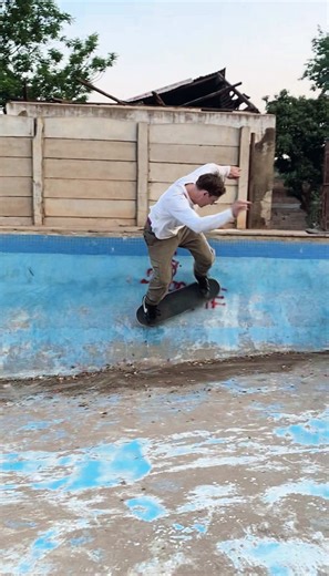 MIDWEEK MADNESS IN MOTION🤯 ANOTHER WEEK, ANOTHER SESSION = NEW PROGRESS & CREW. ✨ LET’S KEEP ROLLING🐘🛹 @PUSH PROJECT @SKATE ZIMBABWE @SAMKELE PARK @girlsskate_zimbabwe #victoriafalls #skateclub #zimbabwe #skateboarding #movement