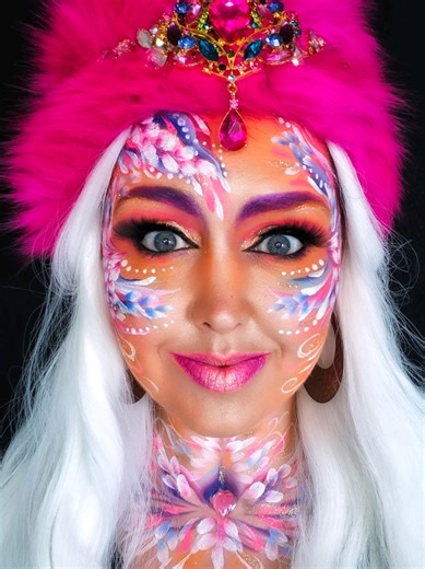 Morgen begint carnaval, dus nog 2 lookjes te gaan. Deze Brabander werd stiekem een beetje verliefd op die prachtige Limburgse snoetjes nadat de foto's van sokkertantes ineens in mijn algoritme voorbij kwamen. Dus vandaag een look geïnspireerd door the queen herself @sokkertantes #hedyschminkt #schminklover #carnaval2026 #carnavalsschmink Schmink van @partyxplosion_official @superstarpaintofficial