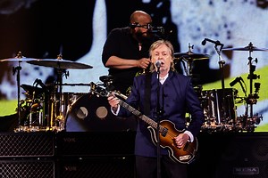 Bruce Springsteen Joins Paul McCartney For Live Performance Of “Glory Days” and “I Wanna Be Your Man” -