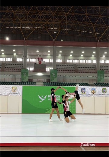 Transition Acrobatic Routine Choreography for Trios