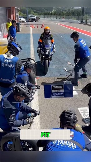 Cómo beben agua los pilotos de MotoGP cuando tienen sed durante la carrera #shorts