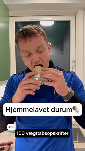 Følg @elias.fys for flere opskrifter, der gør det nemmere at tabe sig uden at undvære god mad ✅ Opskrift #63: Hjemmelavet durum 🌯 Hvis det skal være nemt, hurtigt og lækkert, så prøv denne hjemmelavede durum! Ingredienser (2 portioner): 👉 2 tortilla wraps 👉 300 g kyllingekebab 👉 100 g græsk yoghurt 2% 👉 2 fed hvidløg 👉 Citronsaft 👉 Hvidløgspulver 👉 Salt & peber 👉 Spidskål 👉 Tomat 👉 Agurk 👉 Rødløg I alt pr. portion: ca. 480 kcal og 50 g protein 💪 Sådan gør du: 1. Steg kyllingekebab g