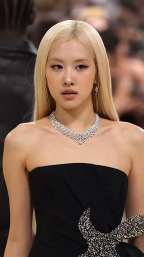 ROSÉ shines with a heavenly elegance at the Met Gala. 🖤💗🦢💘