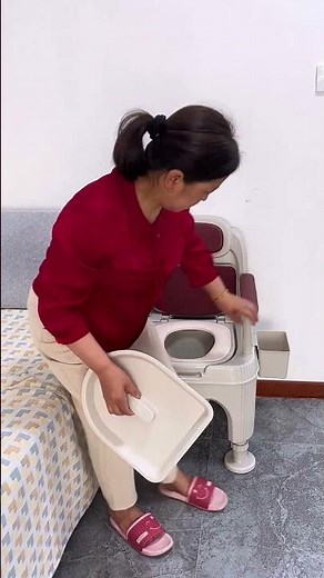 This indoor portable toilet is especially suitable for people with limited mobility, including the.