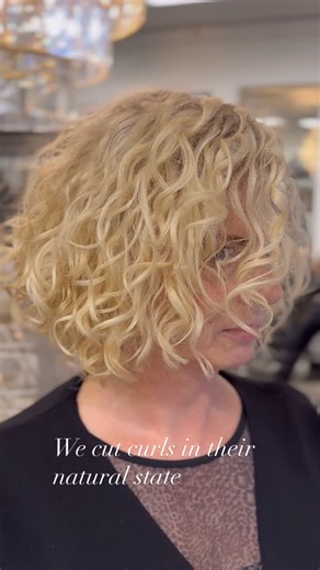 Why Our Curl Cut is Truly Unique At MONROÉ, we celebrate curls in all their beautiful forms. Our curl cut technique is designed specifically for textured hair — from soft waves to tight coils. We don’t treat curls as an afterthought. We understand that every curl pattern has its own personality, structure, and movement. We cut the hair dry, curl by curl, in its natural state. This allows us to see exactly how your curls fall, how they frame your face, and how they will look every single day — no