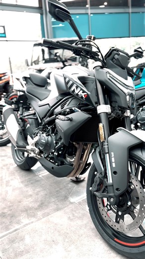 La 450NK es propulsada por un motor bicilíndrico en paralelo de 450 cc y una potencia máxima de 49.6 hp a 9500rpm.🏍️🤩 ¡CFMOTO es la nueva potencia! 🏍️👌🏻 Visita nuestras salas de venta en C.C. Plaza Obelisco z.10, Majadas z.11, Metronorte z.17, Plaza San Nicolas z.4 de Mixco, Plaza Atanasio Tzul zona 12 y Plaza Telares-Antigua Guatemala. 📍 Contáctanos al PBX 2227-7878 o vía WhatsApp al 3765 1106📞📱 #CFMOTOGuatemala #Motocicletas #Guatemala #julio2024 #CFMOTO #NK | CFMOTO_Guatemala