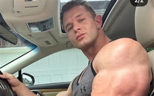 小有名气的肌肉猛男丹尼尔·卡迪尔的肌肉展示 （5）经典动作:抖胸