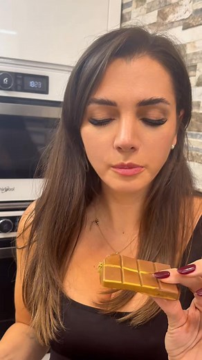 159K views · 1.2K reactions | DUBAI CSOKI-t készítettem 襤 Recept： • 25 dkg tejcsoki • 1 evőkanál vaj • Kadaif tészta ( érzésre adtam hozzá ) • 2 tk Tahini • 1 üveg pisztáciakrém #dubaichocolate #dubai | Bodi Dori | Facebook