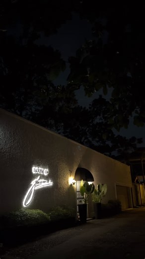 • Sarah Illyas • on Instagram: "I know you have some gift shopping to do so here’s a little guide from me to save you the trouble! We’ve opened our doors to some beautifully curated brands for the season, everything you need to know 👇🏻🎁 🧵 @shoelace_studio - Custom string art pioneers 👛@navya_sl - The perfect clutch 💍@themidasjewellery - Fine jewellery since 1969 👕@tashancolombo - Stylish and timeless menswear 💆🏻‍♀️@tathyaskincare - All natural skincare 💎@100karat.jewelry - Natural gems