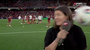 Frauen-EM: Ramona Bachmann wird von Ball abgeschossen