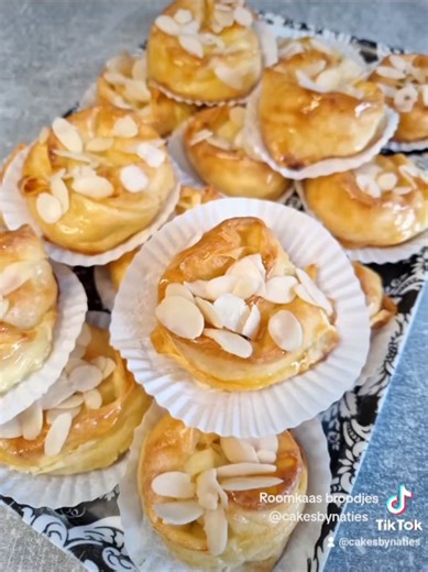 Roomkaas broodjes on reload 🤗 deze zijn zo lekker en makkelijk te maken, dat dit echt je go to wordt voor bezoek of gewoon thuis, thank me later 🤗🩷 Recept volgt⬇️ #fyp #marocaine🇲🇦 #voorjou #foryoupage❤️❤️ #baker