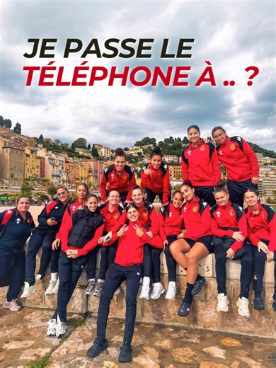 Défi de passer le téléphone dans le football féminin
