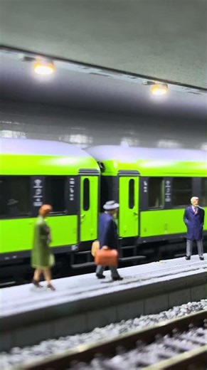FlixTrain-Durchfahrt im Tiefbahnhof - Spur TT Modelleisenbahn