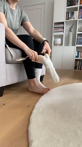 Sliter du med å ta på deg sokker eller støttestrømper uten hjelp? Vi har et godt utvalg av ulike ergonomiske strømpepåtrekkere hvor du slipper å bøye deg ned. Her ser du Strømpepåtrekker DELUX, den er myk, behagelig å enkel å bruke. | Hjelpemiddelpartner