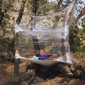 372K views · 570 reactions | Ormanda konfora kavuşmanız için streç filmle geçici barınak yapıyoruz: | 5 Dakikada Hallet Beyler | Facebook