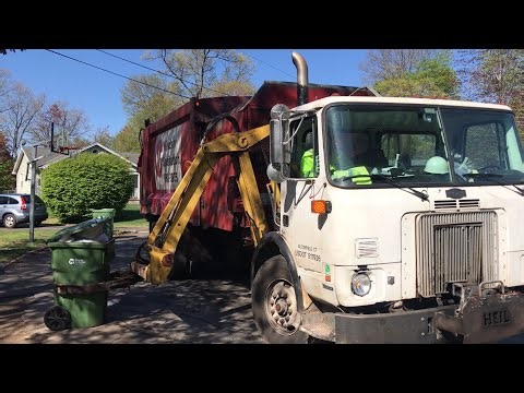 Growling Autocar WX Heil Durapack Python on Trash