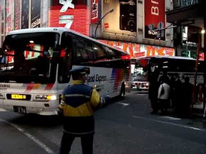 新宿高速バスターミナル　バス発車シーン