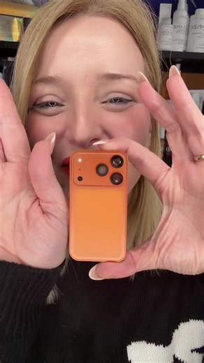 Mini Móvil Compacto Naranja: Tecnología en Tamaño Pequeño