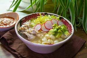 Receta de pozole blanco de puerco - Comedera - Recetas, tips y consejos para comer mejor.