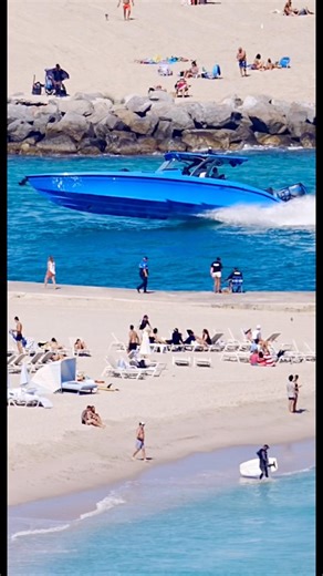 Midnight express vs MTI at the Haulover Inlet. A special thanks to @mrshark15000 for assisting us🎥