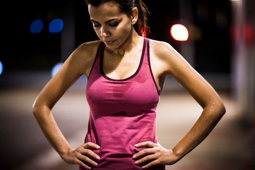 Schweißgeruch in Sportkleidung: So vertreibst du schnell und einfach den Mief