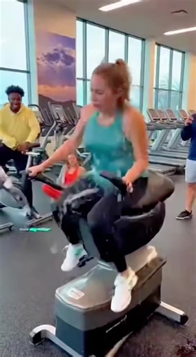 When the gym machine malfunctioned, she lost it#gymtok #funny #gymhumor #fitnessfail #fyp