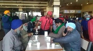 Amrik Sukhdev Dhaba in Haryana's Murthal serves free food to farmers who were on their way towards Delhi to protest the newly enacted farm laws. . . #farmer #protest #roadside #dhaba #murthal #haryana #punjab | NDTV