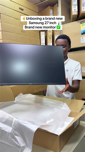 Discover the Samsung Essential S3 27