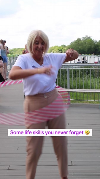 It was our Festival Inspired Wedding Fair yesterday, we couldn’t resist getting into the spirit of it 🤣 #festivalweddingfair #berkshireweddingfairs #berkshirebusinessmums #festivalweddingvenue #circusskills #hulahoop