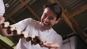 PAG-AALAGA AT PAGPAPARAMI NG IPIS, KAYANG KUMITA NG HINDI BABABA SA P50,000 KADA BUWAN? Pandirihan man ito ng iba, ibang kuwento naman ang hatid ng mga ipis sa buhay ni Mark. Ang mga ipis daw kasi ang naging sandalan at kabuhayan niya lalo na noong pandemya. Ibinebenta niya raw kasi ang mga ito bilang pagkain ng mga exotic pet. Ipinasilip niya rin kay Atom Araullo ang kanyang mga inaalagaang ipis. Panoorin ang ‘Ipis What It Is,’ dokumentaryo ni Atom Araullo, sa #IWitness. | GMA Public Affairs