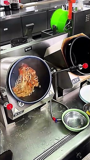 The robotic wok that cooks all by itself! 🤖🍜 #kitchen #innovation #robot