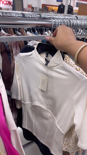 41K views · 2.2K reactions | I didn’t feel like getting dressed today but Jordan insisted that I take him out for brunch 若 When I’m just “throwing something on” I almost always resort to basics & cargos (or camos)  When I’m not shopping secondhand, I usually get all of my basics from stores that I have easy access to like @tjmaxx @burlingtondeals @marshalls @rossdressforless @target  I will link my outfit details in my stories  | Iesha Gilchrist | Facebook