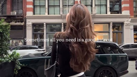 @carel3ess on Instagram: "🤍 . 日本利用压电瓷砖将脚步转化为电能。这些瓷砖捕捉来自你脚步的动能。当你行走时，你的重量和动作会对瓷砖产生压力。瓷砖会轻微弯曲，从而产生机械应力。瓷砖肉部的压电材料将这种应力转化为电能。每一步都会产生少量电荷，而数百万步结合在一起就能产生足够的电力来驱动 LED灯、数字显示屏和传感器。在像涩谷车站这样繁忙的地方，每天大约有240万个脚步为这一系统作出贡献。这些电能可以被储存或立即使用，从而减少对传统电力来源的依赖，并支持可持续的城市基础设施。这种方法将日常运动转化为实用的可再生能源。 #日本#知识#事实#你知道吗#推荐科技创新＃历史＃技术 实验热门"