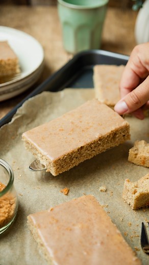 Saftiger Zimtkuchen vom Blech 😍 Der perfekte einfache Rührkuchen, wenn die kälteren Tage vor der Tür stehen! 🍂 Der saftige Blechkuchen überzeugt durch seinen intensiven Geschmack! Noch dazu ist er super schnell zubereitet und gebacken! Ich kann ihn dir von ♥️ empfehlen! 🫶🏻 🔸Zutaten (Blech ca. 40x30cm) 150g weiche Butter 125g braunen Zucker 1 Prise Salz 3 Eier 325g Weizenmehl Typ 405 2 TL Backpulver 3 TL Zimt 225ml Milch Für den Zuckerguss: 150g Puderzucker 2-3 EL Wasser 1 Prise Zimt 🔸Zuber
