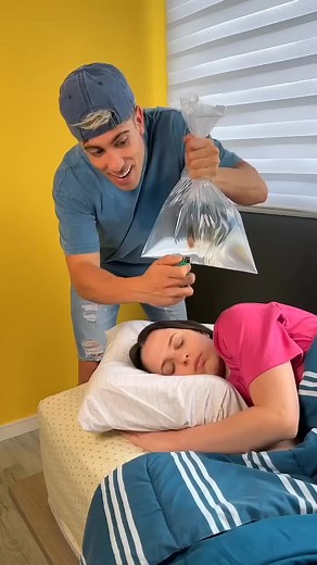 Broma a Mi Amiga Mientras Duerme 🤣 #alejoigoa #aegentina #shorts #fyp #reels #viral #trending #funny #fb #fbpro #comedy #prank #followers | Available online