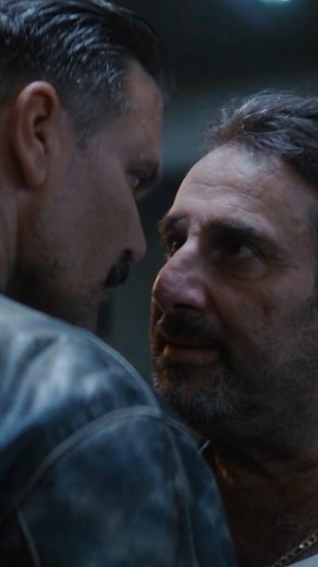 Yiannis Papadakos on Instagram: "«ΓΙΑΤΙ ΡΕ ΠΑΤΕΡΑ» Trailer Alert! Κάπου ανάμεσα σε ένα 10ωρο γύρισμα, μια σκηνή κυνηγητού μέσα σε χωράφια, δρόμους, 40 βαθμούς Κελσίου και τρεις καφέδες χωρίς καπάκι, συνειδητοποίησα κάτι: Δεν κάνω απλώς μια σειρά. Κάνω μια αποστολή αυτοκτονίας με κάμερες. Το «Γιατί ρε πατέρα» ξεκίνησε σαν ένα «αν το κάναμε αλλιώς;» Και κατέληξε να είναι ένα «ας το κάνουμε όπως θα το κάναμε αν δεν είχαμε θέμα χρόνου, χρημάτων, ή αίσθηση του φόβου». Ήθελα να μοιάζει με σινεμά. Ήθελ