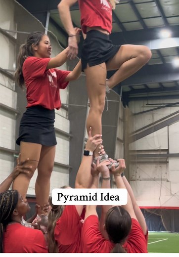 Here’s a little mini pyramid idea for your team! We taught this at some of our stunt camps this summer! This pyramid can be done with any style of spinning stunt. Ruby slipper full up, cross leg full up or traditional etc. 🥰 I hope you try it out! I posted the side view so you can see the bracers grips 🥰