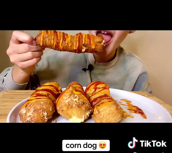 corn dog 🥹 #asmr #asmrsound #asmrvideos #asmrfood #asmrvids #asmrmukbang #mukbang #mukbangshow #mukbangvideo #mukbangasmr #mukbangfood #mukbangsounds #hotdog #corndog #foryou #foryoupage #tiktok #tiktokviral #food #selfmade