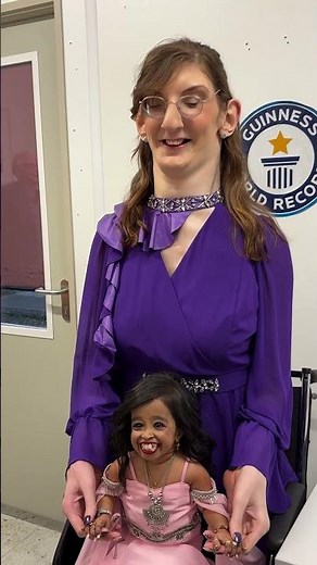 Shortest and tallest women in the world eat pizza together 🤤