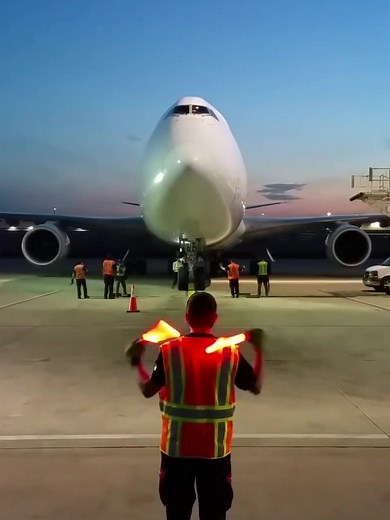Advanced Plane Marshalling Demonstration by Cathway Pacific B747