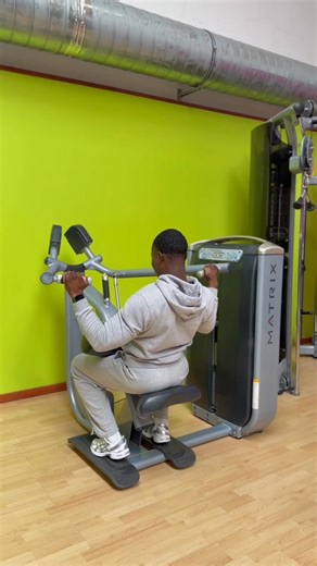 💪 FOCUS MACHINE – Tirage vertical Matrix 💪 Un incontournable pour un dos fort, équilibré et sans tension 🙌 Ce mouvement complet renforce la posture, ouvre la cage thoracique et aide à relâcher les tensions accumulées dans le haut du corps. ✨ 3 bienfaits essentiels : 1️⃣ Renforce le dos en profondeur : Le tirage vertical cible les muscles du grand dorsal et des épaules, essentiels pour une posture droite et stable. 2️⃣ Améliore la respiration et la mobilité : En ouvrant la poitrine et en redre