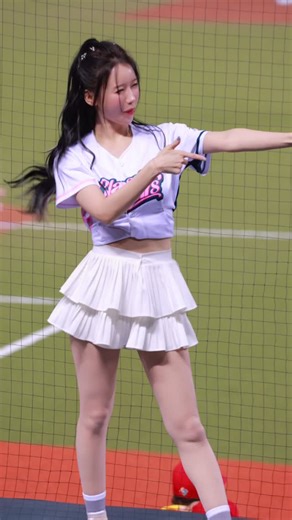 @cheng.han_ayoung on Instagram: "雅英的16蹲好像偏混🤣 #20250221 #WBCQ資格賽 #fubonangels #李雅英 #이아영 #cheerleader @yyyoungggggg"