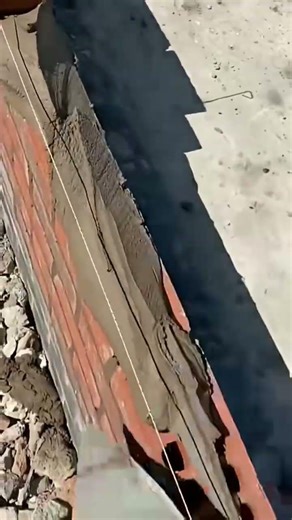 Mortar Pouring and Brick Row Leveling Process #shorts #construction #masonry