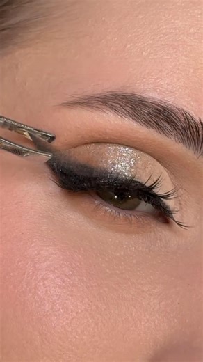 These eyeshadow stickers shape and color your lids like a makeup artist did it✨Flawless in seconds. Foolproof, even on the go. https://www.aelln.com/products/tglam | Aelln | Facebook