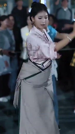 Under the Streetlights: A Spontaneous Midnight Dance That Made Strangers Hug, Laugh, and Forget Thei