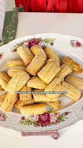 Biscotti da inzuppo della nonna caserecci: la ricetta tradizionale👵 ✍️Ingredienti per preparare i biscotti da inzuppo della nonna •1 kg farina 00 / 0 •1-2 limoni bio da grattugiare •Aroma di vaniglia facoltativo •200 gr di zucchero semolato •250 ml di olio extravergine d'oliva •1 bustina di lievito x dolci •bustina di ammoniaca (10gr) •100 ml latte intiepidito •4 uova intere più 2 tuorli Per spennellare sul biscotto Albumi q.b. zucchero semolato q.b. 🍪Come preparare i biscotti da inzuppo della