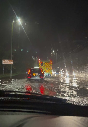 Trehafod, Pontypridd🏴󠁧󠁢󠁷󠁬󠁳󠁿 be careful tonight wherever you’re travelling in South Wales 🏴󠁧󠁢󠁷󠁬󠁳󠁿🌧️🌊🚨 #wales #flood #pontypridd #fyp #storm